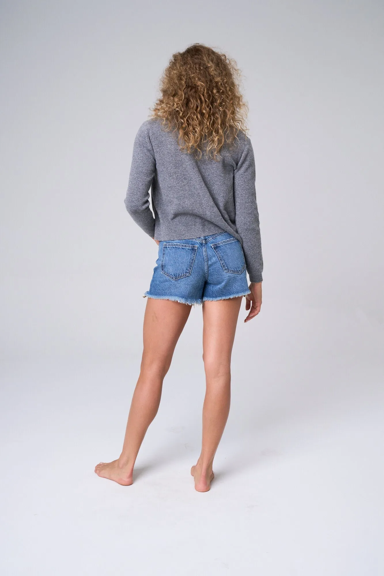 HIGH RISE SHORTS WITH FRAYED HEM IN MEDIUM WASH  / SP-S7584M